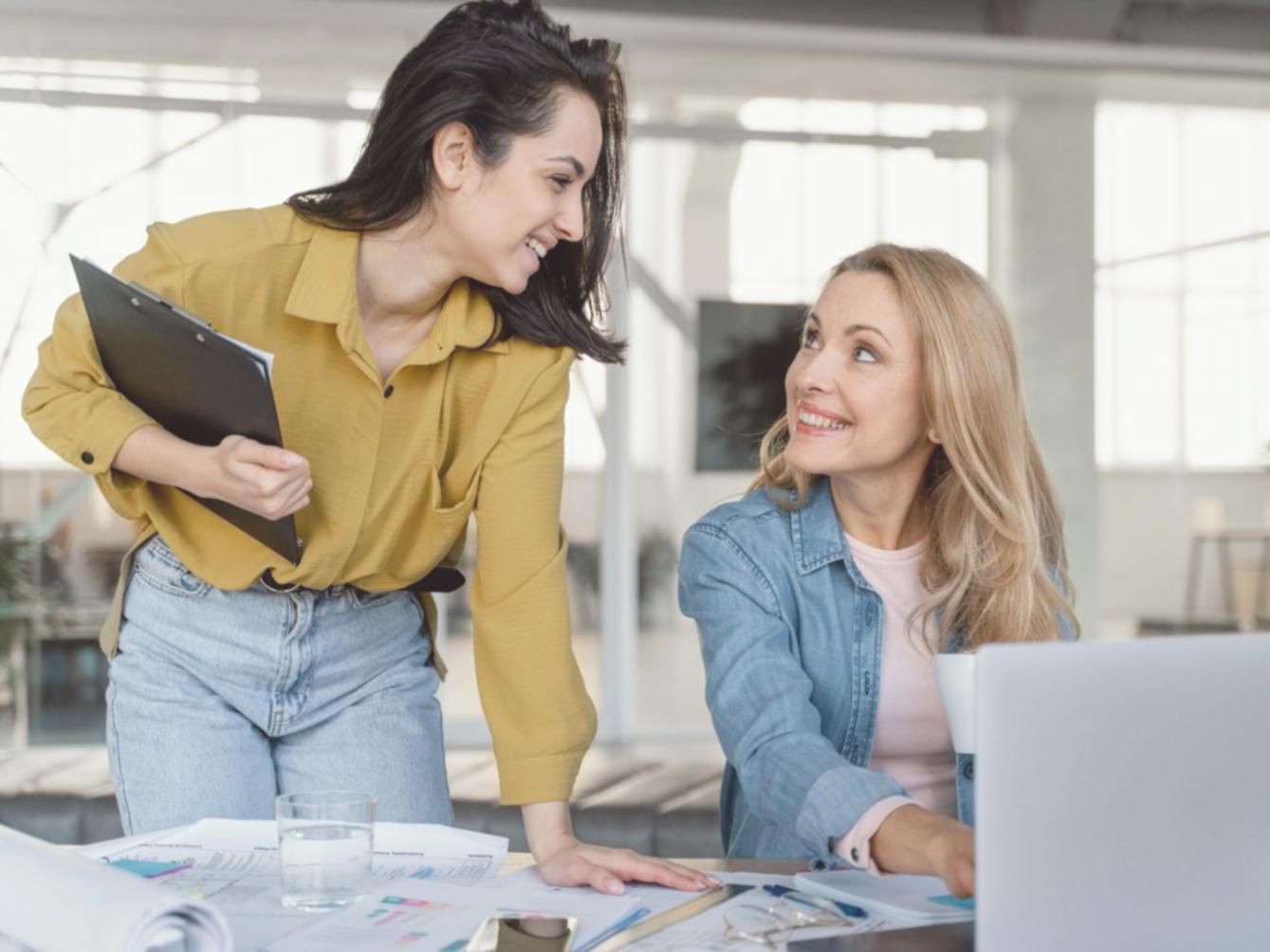 Gráficos y análisis de datos financieros mostrando tendencias de ahorro y planificación