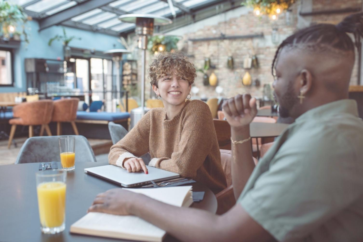 Participantes del programa aprendiendo sobre gestión financiera personal