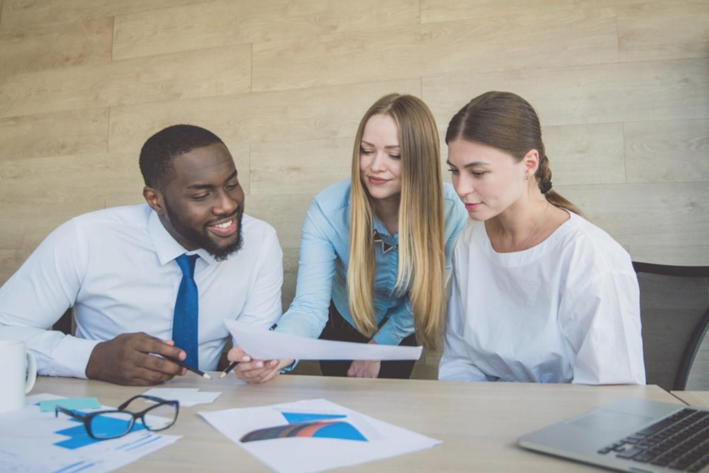 Sesión práctica de educación financiera con instructor